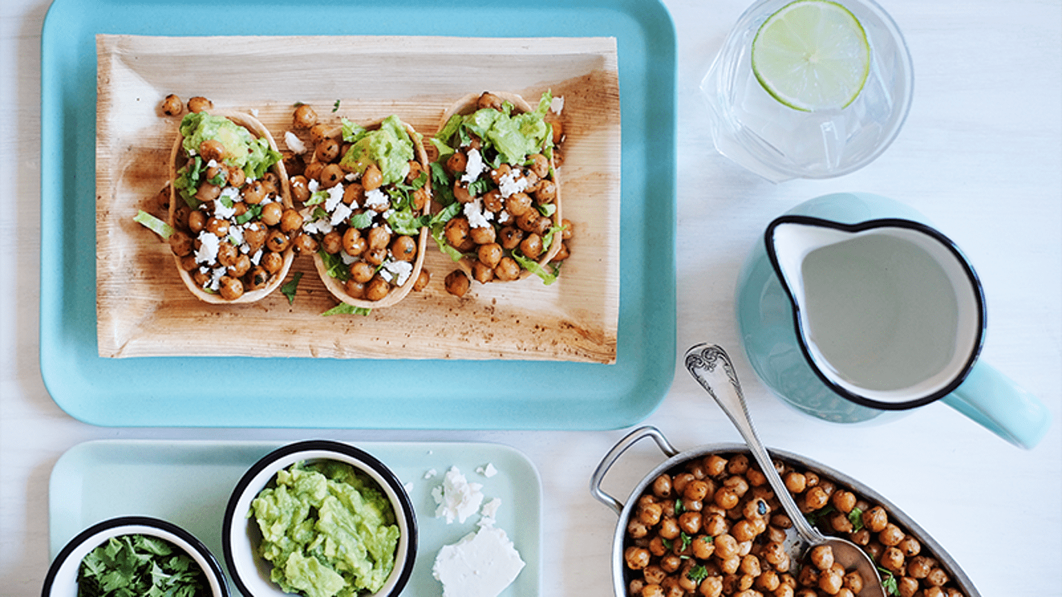 Spicy garbanzos guacamolen, korianterin ja fetajuuston kera